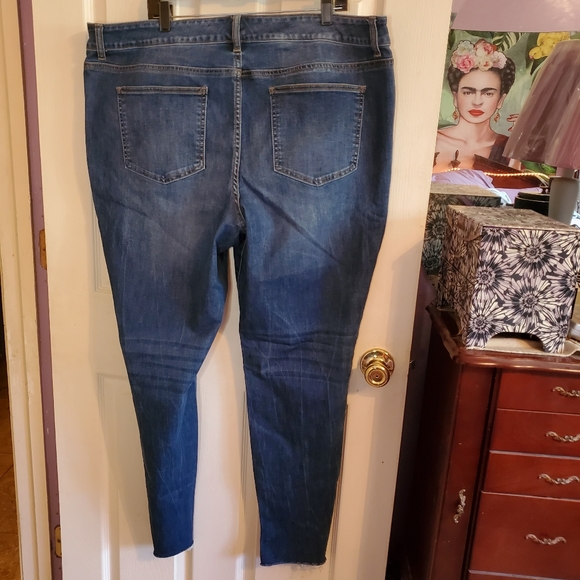 Maurices Frayed Hem Jeans Medium Wash Size 22 Regular - Picture 5 of 9